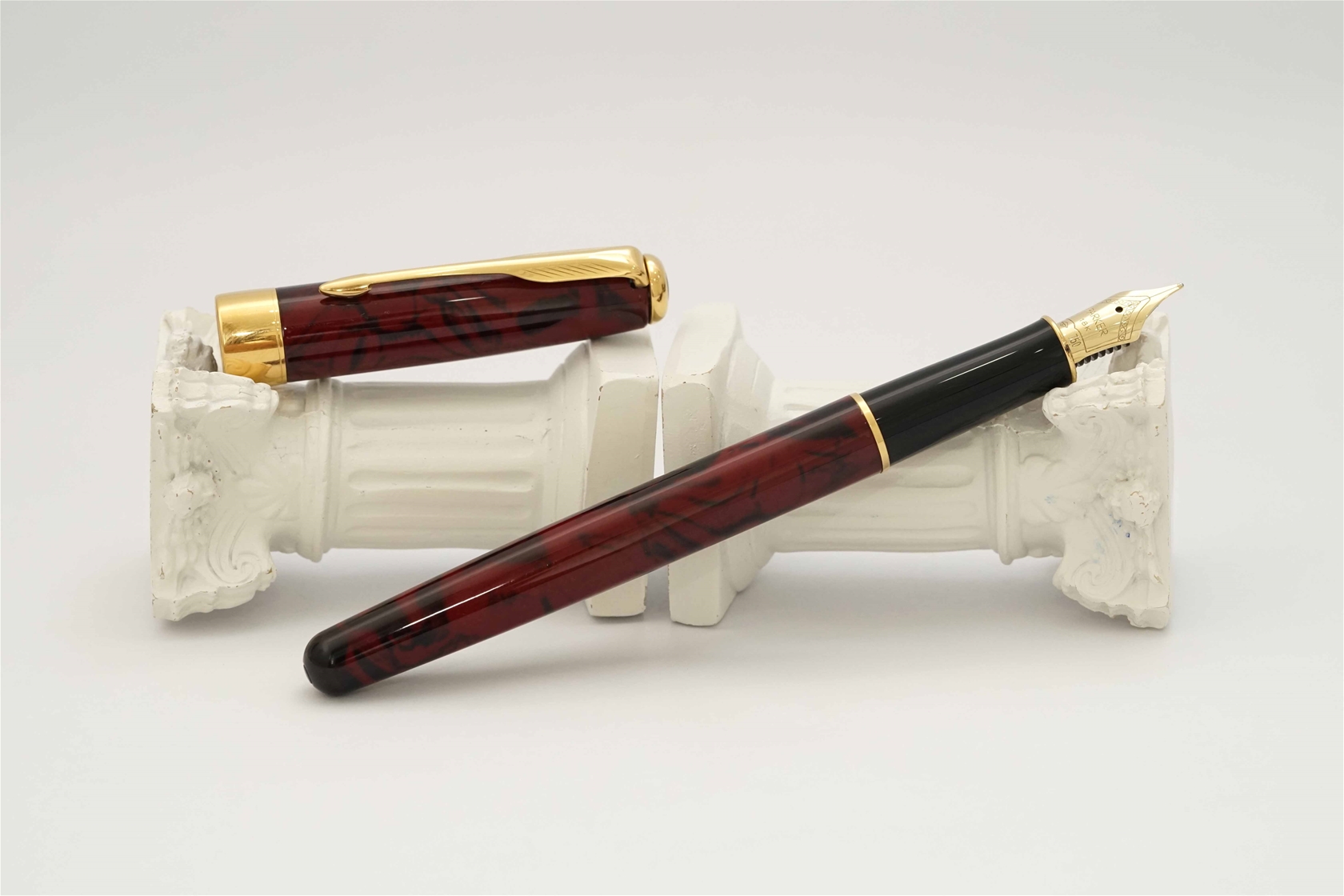 Bút máy Parker Sonnet Premier Red Marble Lacquer GT 18K F